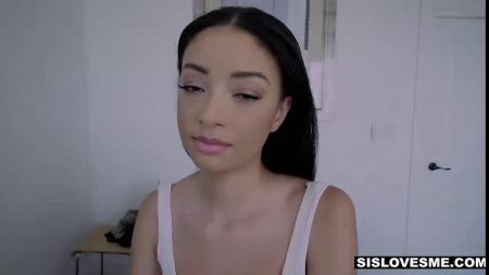 Худенькая телка трахается со старшим братом в душе